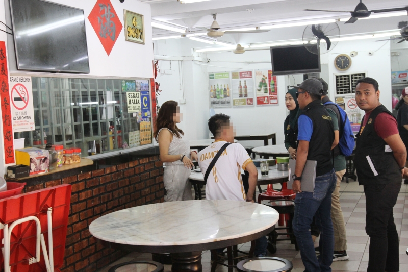 巴生县卫生官向一家华人餐厅了解顾客抽烟情形，并提醒店家需在显眼处张贴禁烟告示牌，否则店家也会被罚。