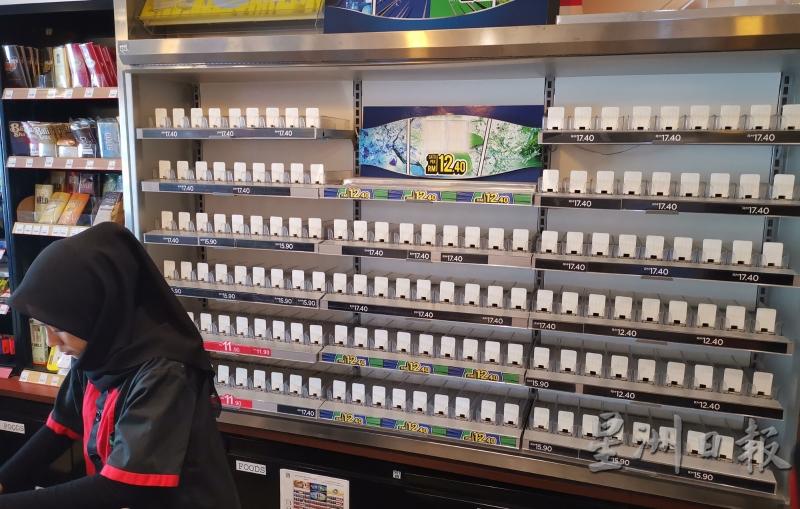 邦咯岛这家便利店已把征税的香烟下架，准备放上免税香烟售卖。