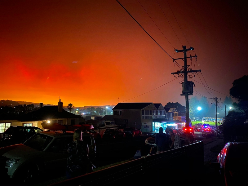 民众周二早上7时半，从新南威尔士州的海滨城市伯马吉拍摄到距离数公里之外的熊熊林火已导致当地的天空被染成火红一片的可怕景象。（图：法新社）