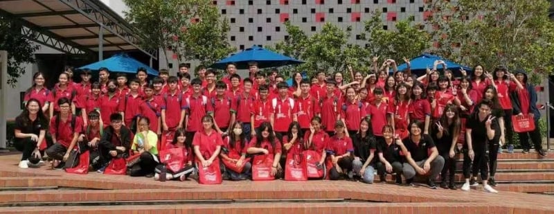为了促进学生之间的关系与增加中学生见闻，马口启文中学举办了“大学一日游”。