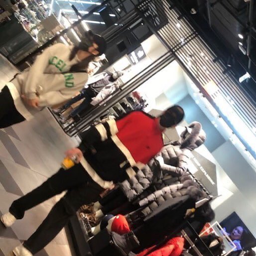 有网民拍到郑恩地（左）与韩胜宇在上月13日在购物中心逛街约会，爆出恋爱绯闻。
