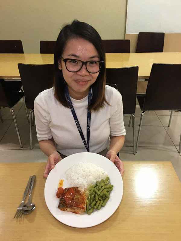 王晓颖展示在外用餐时选择的食物 。