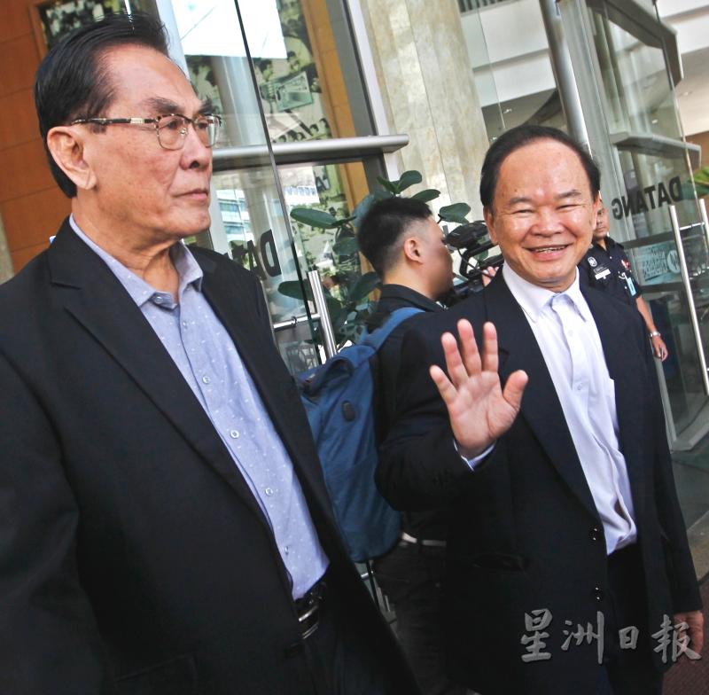 陈大锦（右）和王超群提呈联合声明后步出教育部。