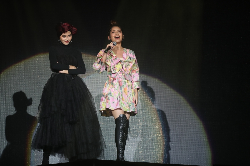 19岁的小巨肺李佩玲和玛莎，在演唱会上挑战7种语言歌曲。