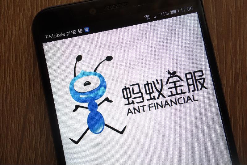 中国金融科技巨头蚂蚁金服可望继香港之后，再抢下亚洲另一金融重镇的网银据点。