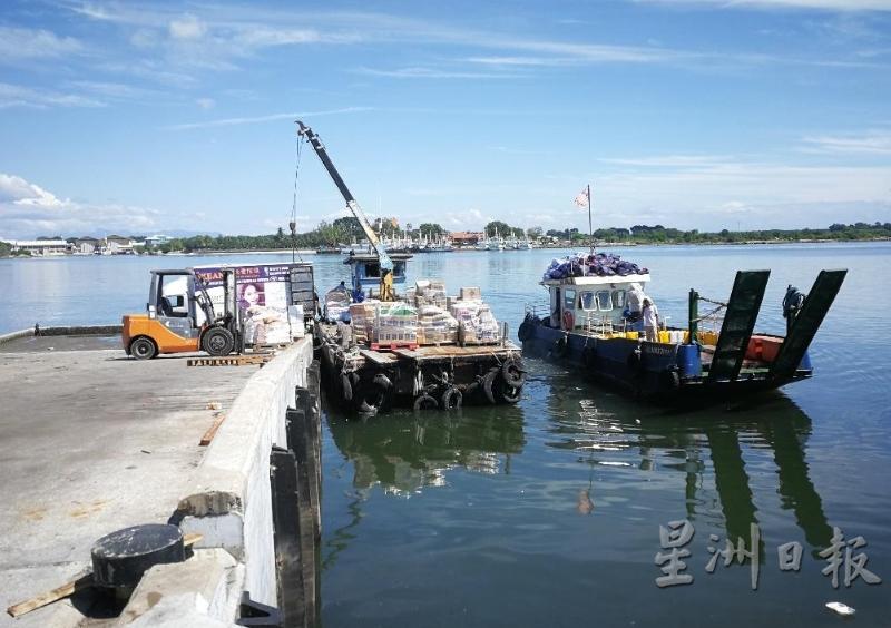 来往邦咯岛和内陆的货运船只目前仍在甘榜亚齐公共货运码头上卸货。