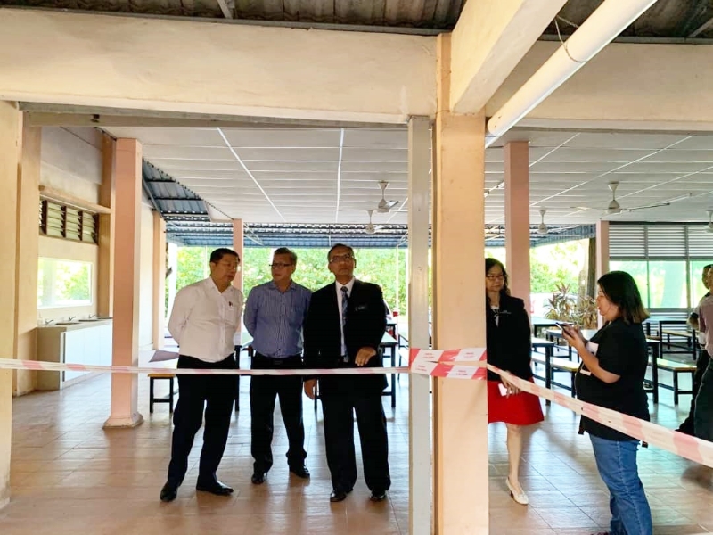 陈国耀（左起）、蔡德兴及哥打士打县教育局副局长阿兹哈里检视需以四方铁枝支撑的遮雨棚建筑结构。