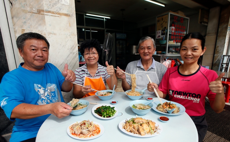 锺汉生（左起）、锺月梅、张玉保及张丽君用心经营餐厅，旨在为饕客献上老味道十足的怡保沙河粉等的美食。