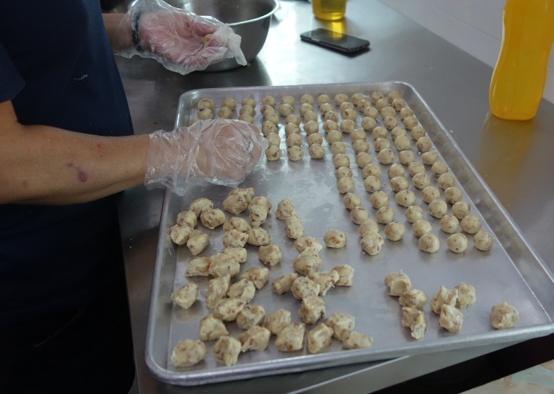 杏仁饼制作过程全手工，搅拌好粉团，压至紧实后轻轻搓圆即可。
