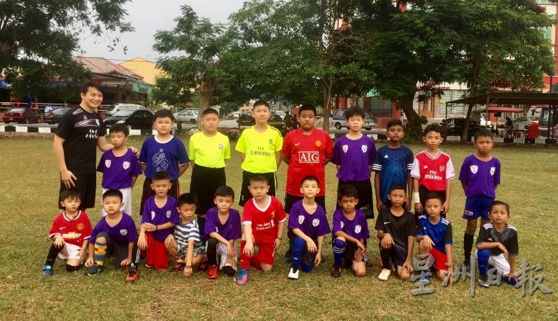 每周四进行的足球训练汇集华巫印三大民族小球员，其中非华裔球员占30%至40%；即使学校假期，许多球员也风雨不改，到来参与训练。