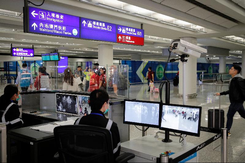 中国武汉近日发现44例不明原因的病毒性肺炎，香港政府决定加强检疫措施，安排卫生官员留守国际机场为飞抵香港的乘客进行体温检验，做足预防措施。