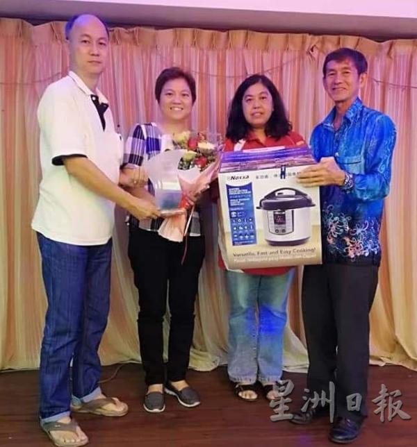 梁慎华(右一) 、陈惜桦(右二)与汪铃纭(左一)联合赠送纪念品给黄燕玲。(图:星洲日报)
