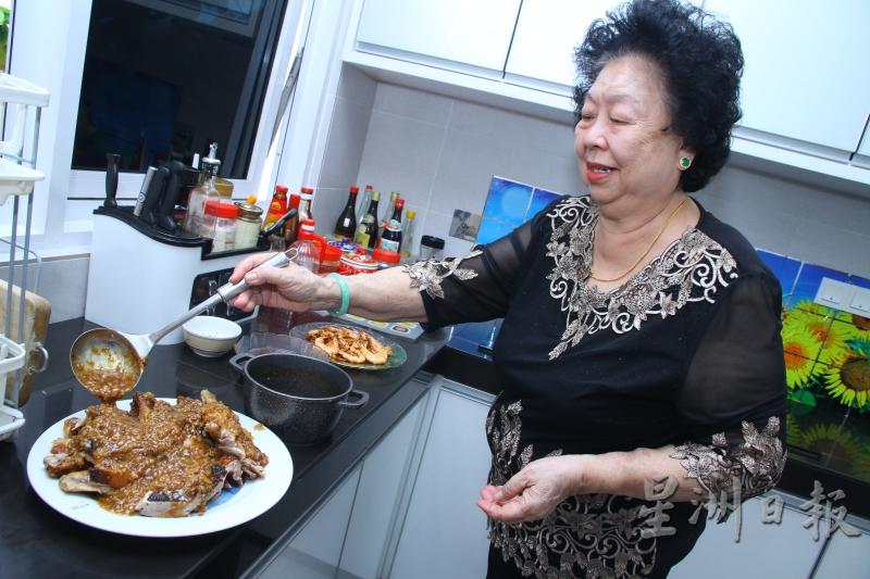 李丽兰说，新会陈皮焖鸭的烹煮步骤及过程繁杂，但却是新会人最爱吃的菜，也是农历新年必备的菜肴。（图：星洲日报）