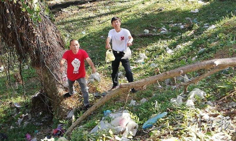 蔡倡蔚（左）与郑雨周指出被随手被丢弃的塑胶垃圾。（图：星洲日报）