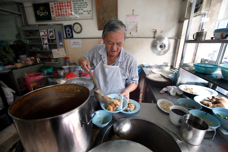 尽管已年届70岁，张保记依然每日伫立在保记沙河粉茶餐厅档口，亲自为食客烹饪及料理食物。