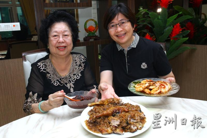 李丽兰（左）及女儿拿督伍安琪分享三道加入新会陈皮烹煮的菜肴及糖水，并希望传统的家乡味得以传承。（图：星洲日报）