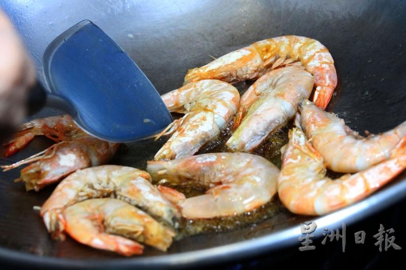 1.热锅后加入少许油，将虾放入锅中煎至半熟，取出备用。（图：星洲日报）
