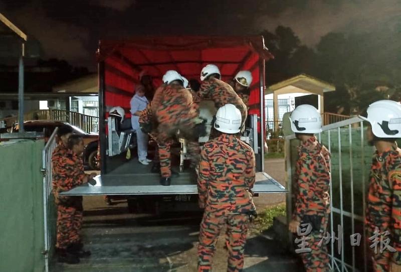 消拯队动员15人，并出动5吨罗里参与人道援助行动。