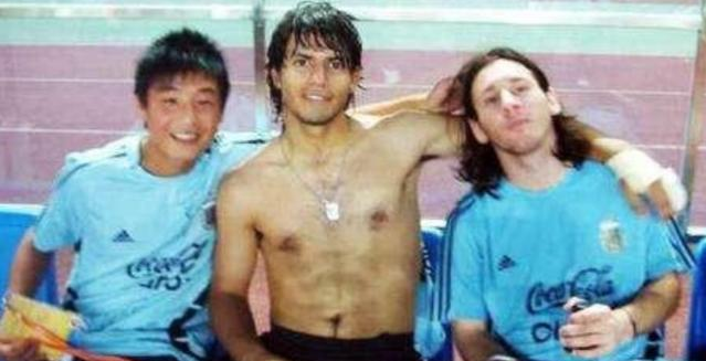 阿根廷在2008年奥运男足赛事期间在上海备战，当时还是16岁球童的武磊（左）找到已名满天下的梅西（右）拍了一张合影，阿圭罗也在照片之中。（网络照）