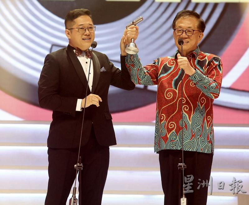 在大马唱片界立足 45年的南方唱片机构获颁特别贡献奖，由该公司总裁颜华益( 右）与其儿子颜国宏上台领取。