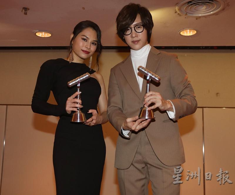 新鲜出炉的《2020 AIM中文音乐颁奖典礼》最佳男女歌手方泂滨（右）和李幸倪惺惺相惜，彼此有意合作写歌。