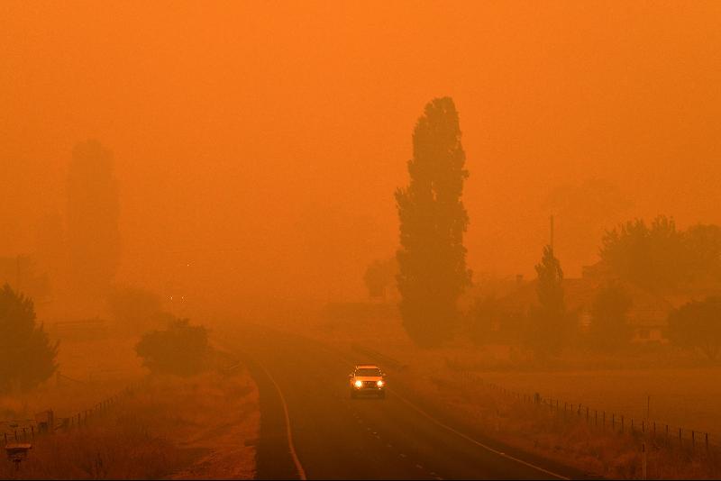 澳洲野火不断，烟雾蔓延到纽西兰，使到奥克兰天空塔上的天空变色。（法新社照片）
