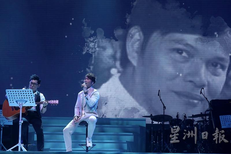 林健辉以不插电的方式重新演唱“粤曲王子”郑锦昌的《禅封钟声》、《马永贞大战精武门》和《唐山大兄》向去年11月尾去世的郑锦昌致敬。