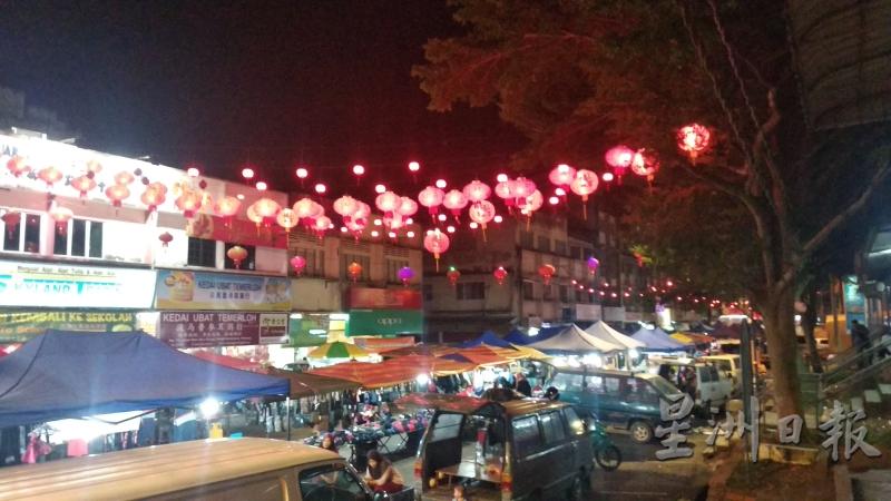文德甲莫喜乾街挂满了大大小小的红灯笼。