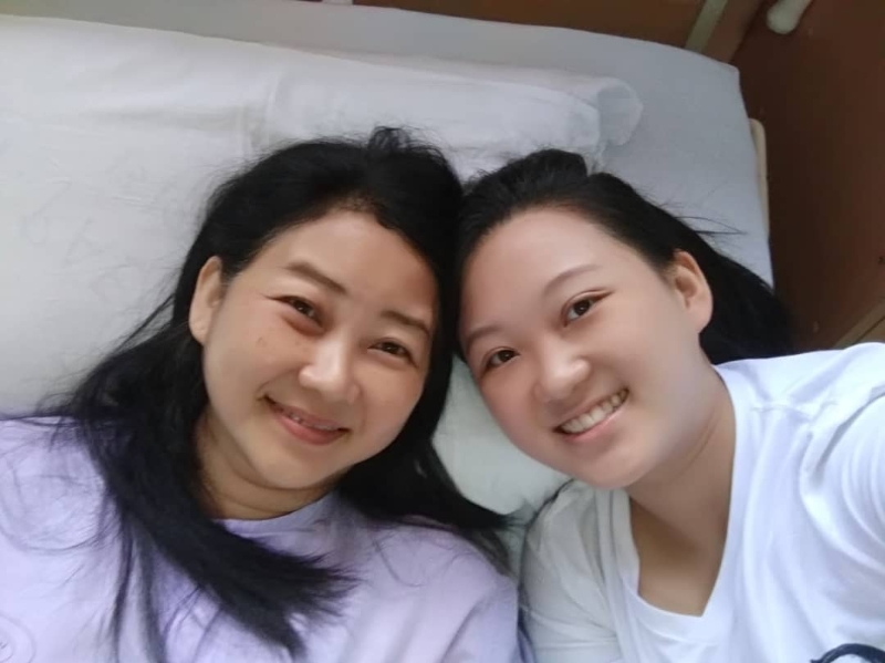 陈钰慧（左）进行第二次手术，女儿孙允暄贴心陪伴母亲走过最煎熬时刻。