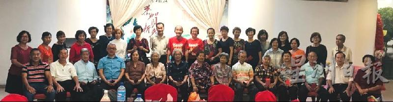 蔡文祥（左四）与理事及获得黄金、白金和钻石年华奖的长者学员合照。