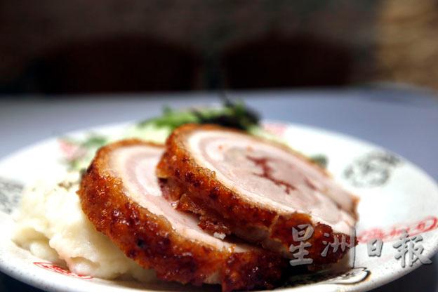 号氏猪肉卷／RM36.80：意大利名菜罗马猪肉卷以广东烧肉做法来呈现，再蘸泰式酱料一起吃。