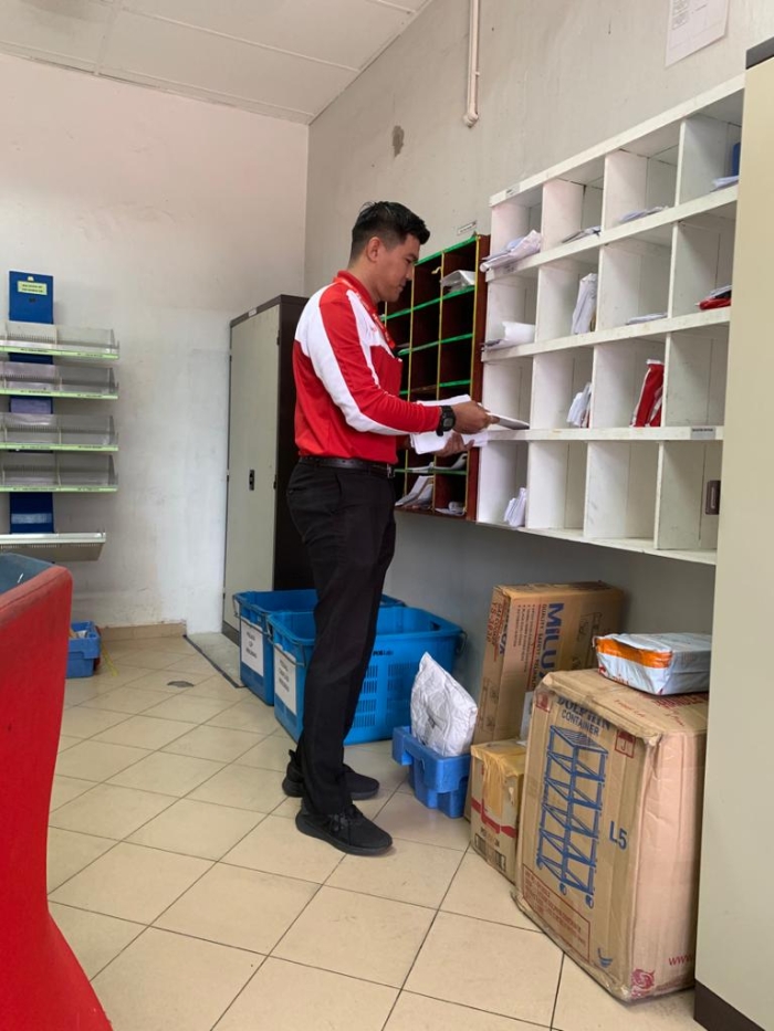 目前，莫哈末凯鲁占利获安排在邮局做一些比较轻便的工作。