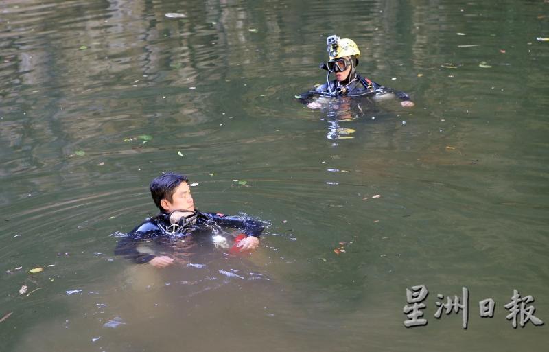李建利(左)和陈伟祥开始入水,准备潜入湖底探索水底洞穴。(图:星洲日报)