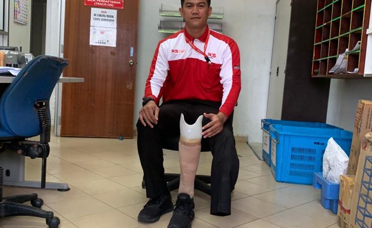 因车祸失去左脚的邮差莫哈末凯鲁占利并没有因此被命运打倒，凭著坚定的毅利对足球的热爱，如今重回工作冈位及球场，继续他的精彩人生。