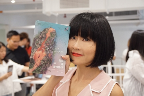 今年９月，Valyn推出新书《我在冲绳漫慢旅行》，记载她独自一人90 天在冲绳岛当沙发客、打工换宿、搭便车的冒险旅程。