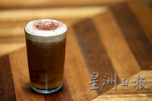 Champ RM9.80 （热） / RM10.80 （冰）：意式浓缩咖啡加本土奶茶。
