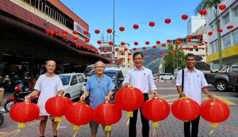 廖泰义（右二）联袂助理梅根（右），与贩商白清吉（左起）及李明辉展示将挂在公市外街道的红灯笼。