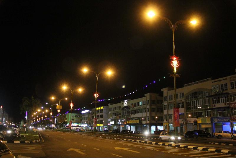 泗市区旧玛吉路双程道的灯柱安装“福”和“春”字的彩灯，喜迎农历新年。