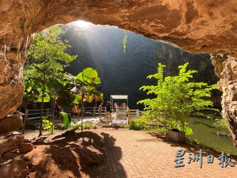 镜湖是州内外许多游客慕名而至的打卡圣地。(图:星洲日报)