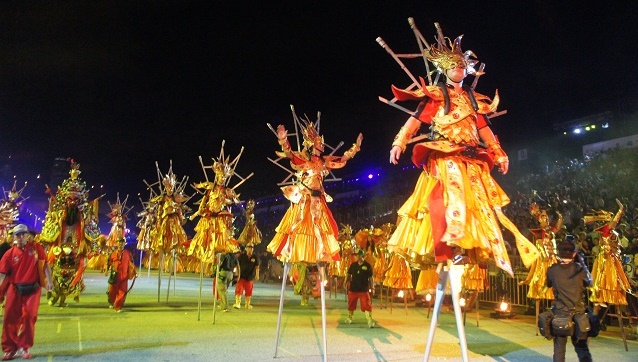 新山洪扬体育会高跷队，每年到新加坡参加农历新年妆艺大游行。