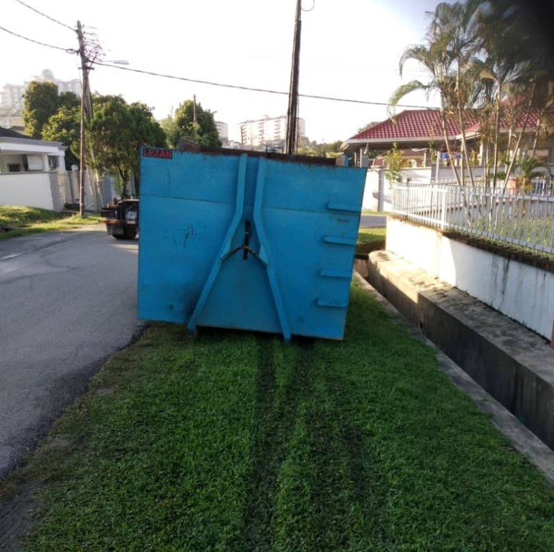 市议会需考量到置放垃圾槽的地点不能阻碍交通。图为置放在巴生永安镇卡沙瓦里3路的垃圾槽。