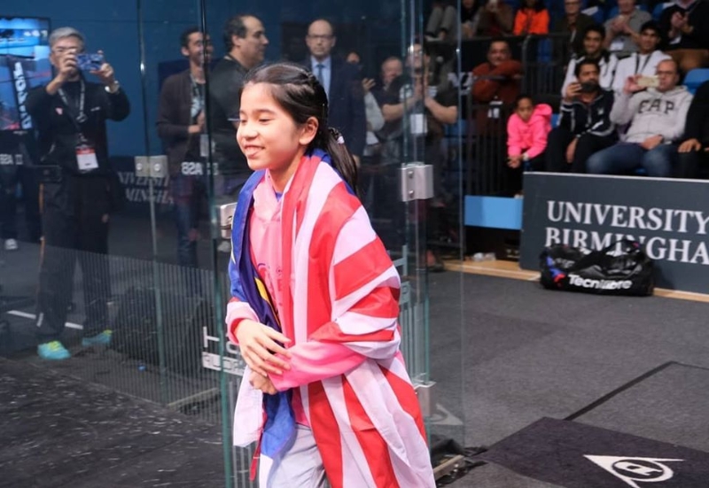 陈霞玲在决赛直落3局打败东道主宠儿埃伊莎，成为大马史上首名赛会11岁及以下女单冠军。（照片来源：英国青年壁球公开赛官方脸书）