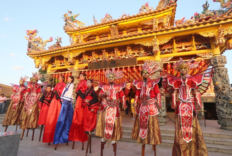 洪扬体育会高跷队前年曾参与庙会，深受欢迎。