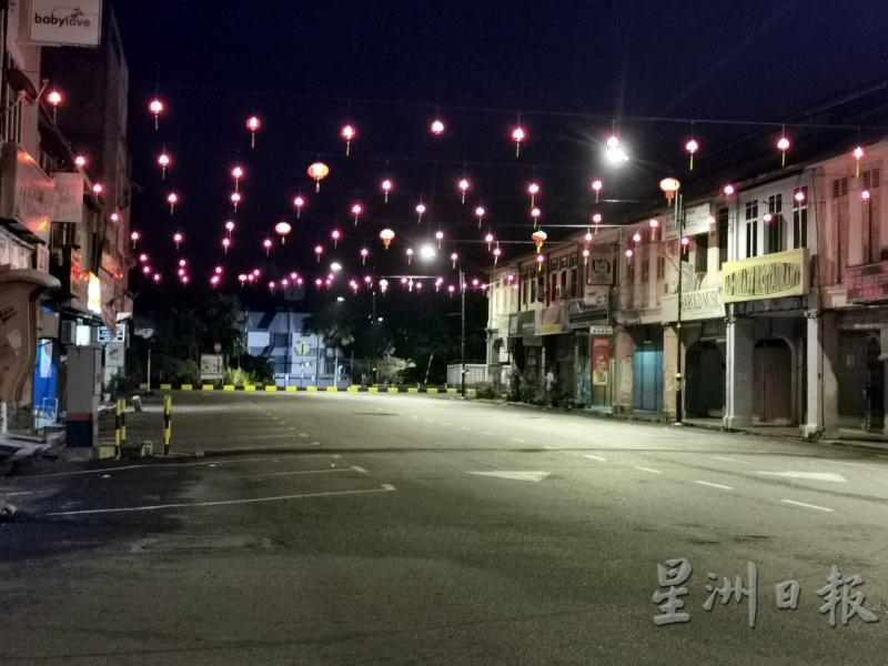 农历庚子新年即将到来，淡马鲁东姑巴卡路（淡马鲁旧街）已经挂满红彤彤灯笼，让本区华裔民众感受新春气息。
