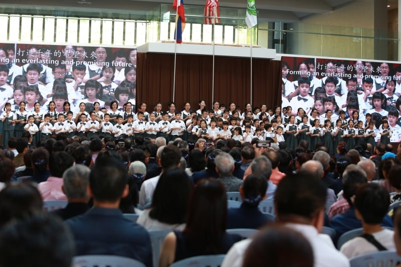吉隆坡慈济国际学校幼儿园孩子，以及中小学生，一起呈献《许孩子一个希望的未来》手语。