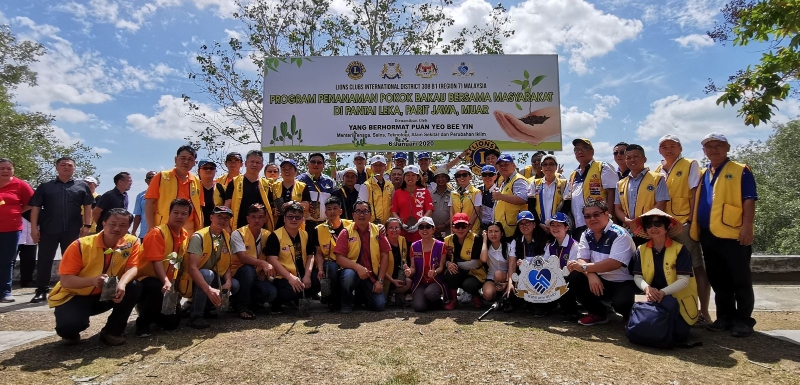 国际狮子会308 B1区展开红树林树苗种植活动，成员们开心的与杨美盈（后左八）合照。