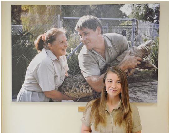 尔温的女儿冰迪子传父业，投身爱护野生动物事业。（互联网照片）
