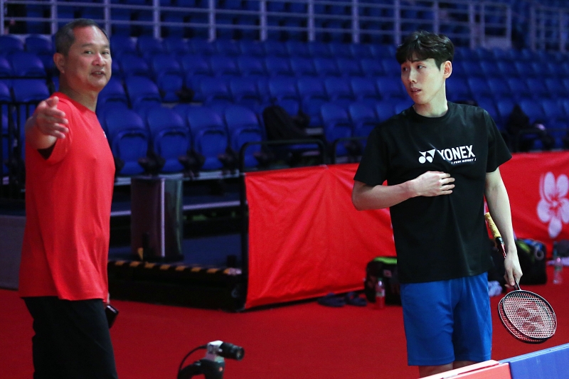 黄达明（左）自信认为世界排名第54的徒弟孙完虎（右）能够搭上东京奥运会班车，图为达明在热身时向完虎给予指导。