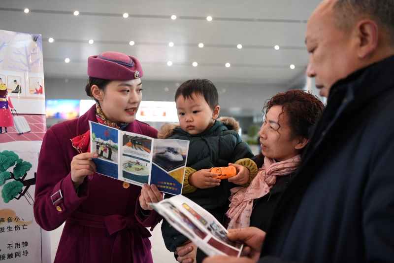 图为重庆客运段动车三队乘务员在长寿北站向候车旅客讲解安全乘车知识。（图：新华社）