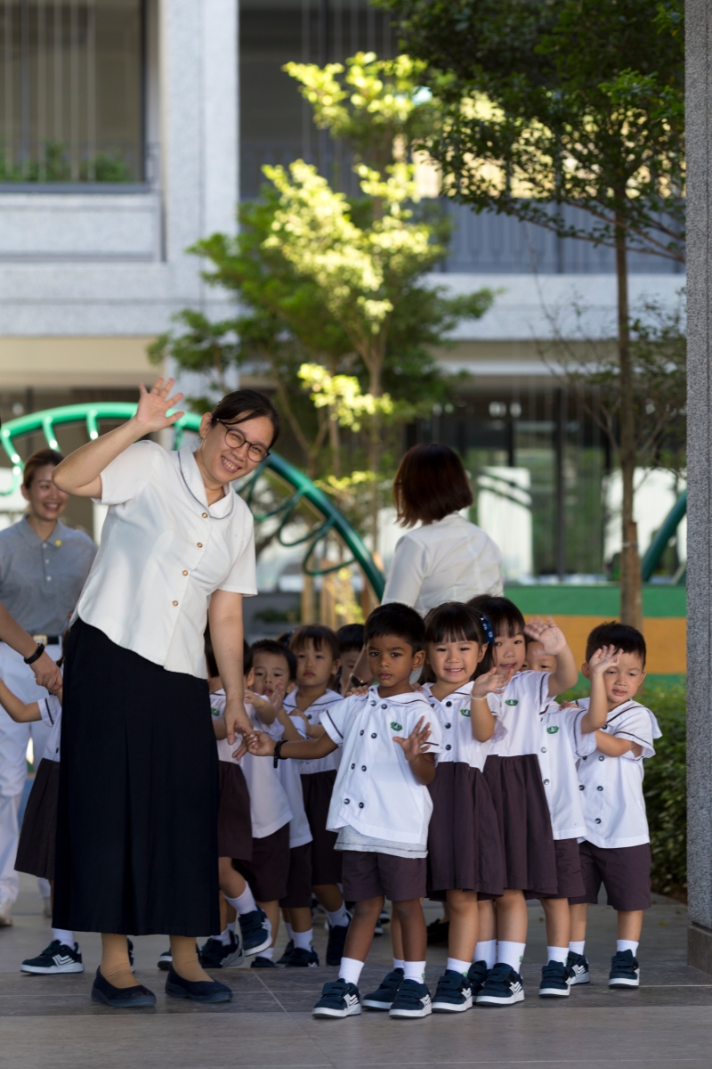 吉隆坡慈济国际学校正式启用，莘莘学子在众人祝福下踏入校园。